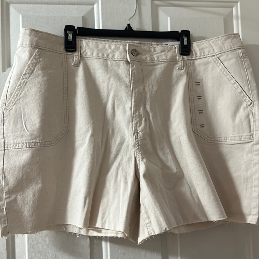 SONOMA HIGH RISE DENIM SHORTS: UNDERWOOD (CREAM): NEW WITH TAGS: SIZE 20W
